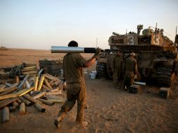 Soldados israelíes preparan municiones en un tanque cerca a la frontera con al Franja de Gaza, al sur de Israel. EFE /