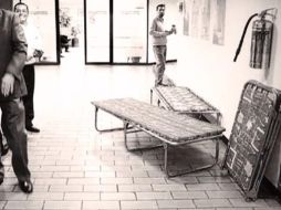 La diputada aprovechó la larga sesión para vender al doble los catres para descansar. Tomada de @BeatlesBunny. ESPECIAL /