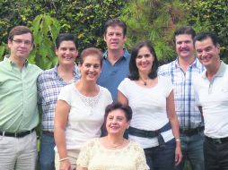 CON LA FESTEJADA. Anita Vaca de Maisterra con sus hijos Juan, Rodolfo, Ana, Martín, Pilar, Carlos y Miguel.  /