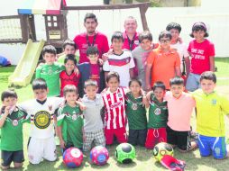 DEDICADO. El Profe Mónico, con sus alumnos de fútbol.  /