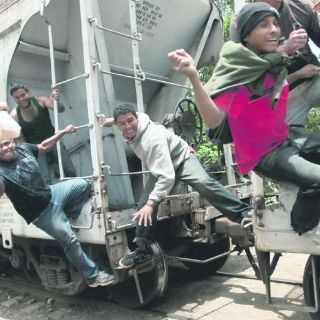 Países acuerdan impedir a inmigrantes subir a 'La Bestia'