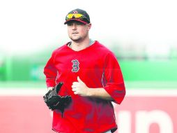 Ante las especulaciones de su cambio, Jon Lester que estaba programado para lanzar ayer, fue removido y mandado a la banca. AFP /