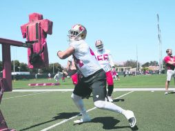 Intenso. Shane trabaja arduamente en los campos de entrenamiento de los 49ers de San Francisco.  /