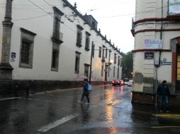 Las autoridades recomiendan a las automovilistas manejar con precaución mientras que llueve para evitar algún accidente.  /
