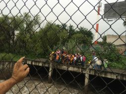 Momento en que bomberos rescatan a una de las víctimas del canal de avenida Patria. Foto: @UMPCyBZ. ESPECIAL /