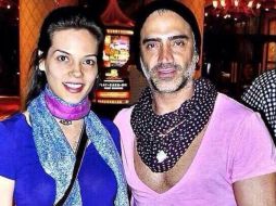 En la fotografía, tomada durante su gira por España, aparece el cantante junto a una seguidora. ESPECIAL /