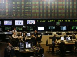 Corredores trabajan en la bolsa de valores de Buenos Aires. AP /