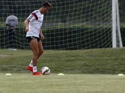 El delantero lusitano realizó carrera continúa y otros ejercicios físicos; al final de su sesión tocó el balón. EFE /