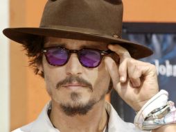 Las mujeres se sienten más atraídas por los hombres con gafas ya que estos 'ocultan' sus verdaderas intenciones. ARCHIVO /