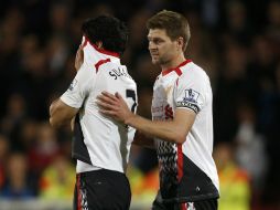 Wenger entiende que Gerrard (d) quisiera contar con Suárez en el Liverpool. ARCHIVO /