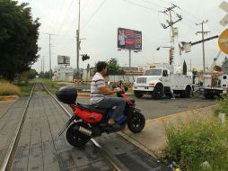 En la avenida Inglaterra, las autoridades encuentran el cuerpo de un hombre sin identificar sobra la banqueta. ARCHIVO /