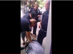 Las autoridades lo someten en el suelo, donde el hombre gritaba que no podía respirar.  /