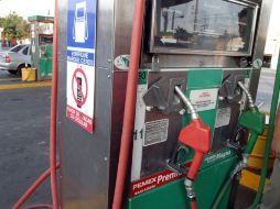 Para este año se aplica un aumento mensual de nueve centavos para la gasolina Magna y de 11 para Premium y Diesel. ARCHIVO /