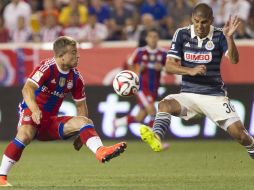 Carlos Salcido (d) disputa el balón con Xherdan Shaqiri (i) en el partido de ayer 31 de julio. MEXSPORT /