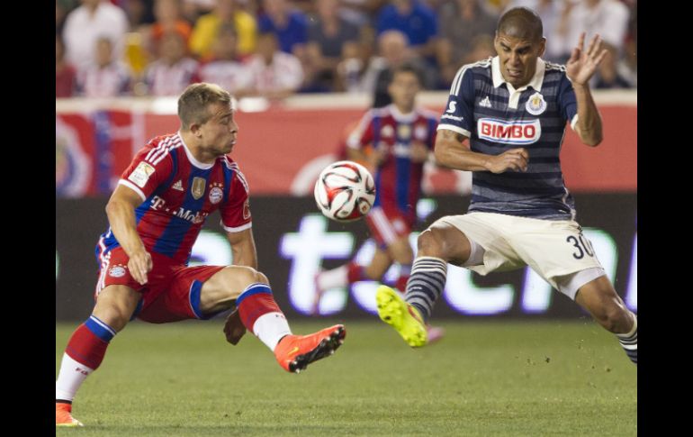 Carlos Salcido (d) disputa el balón con Xherdan Shaqiri (i) en el partido de ayer 31 de julio. MEXSPORT /