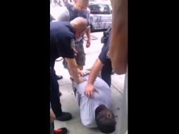 Un grupo de policías sometió al hombre con la finalidad de arrestarlo. ESPECIAL /