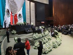 Durante la sesión del pleno, diputados de izquierda simularon un funeral de CFE y Pemex en la tribuna. EFE /