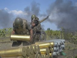 Soldados ucranianos toman sus prosiciones durante un nuevo enfrentamiento con prorrusos en la región ucraniana de Donetsk. EFE /