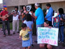 Un grupo de jóvenes con guitarra en mano cantan en contra de la violencia en Gaza.  /