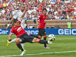 'Chicharito' intenta un tiro a gol en el partido ante el Real Madrid. AP /