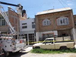 Las autoridades solicitaron el apoyo de la CFE para desconectar los cables que causaron el accidente.  /