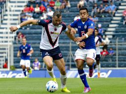 Acción de juego entre Marco Fabián (d) y Óscar Mascorro (i). MEXSPORT /