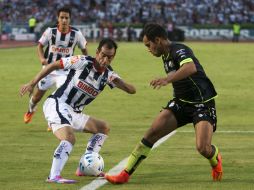 Acción de juego entre Mauro Cejas (d) de Santos y César Delgado (i) de Monterrey. AFP /