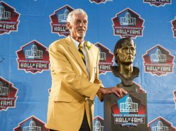 Ray Guy, pateador de despeje de los Raiders, posa al lado de su busto. AFP /