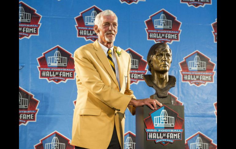 Ray Guy, pateador de despeje de los Raiders, posa al lado de su busto. AFP /