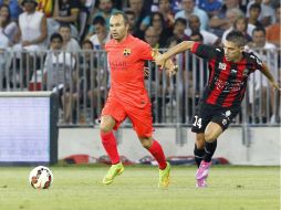 Andrés Iniesta (izq.) comenzó como el nuevo líder de campo de los culés. EFE /