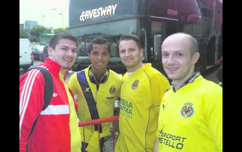 Giovani dos Santos con seguidores del Villarreal tras el partido en Inglaterra. @PENYAELMADRIGAL ESPECIAL /