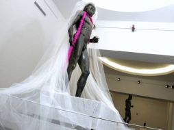 La prensa italiana se pregunta el sentido de estas fotografías a las dos estatuas, símbolo de la belleza helénica. ESPECIAL /