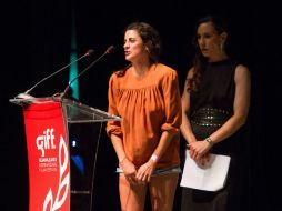 La directora Beatriz Sanchís agradece a las productoras mexicanas y a la actriz Angélica Aragón al recibir su premio. NTX /