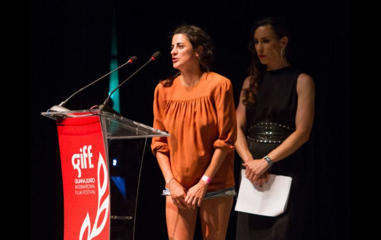 La directora Beatriz Sanchís agradece a las productoras mexicanas y a la actriz Angélica Aragón al recibir su premio. NTX /