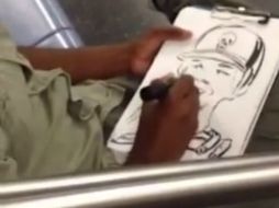 De esta forma dibujó a una de las personas que abordaron el transporte. ESPECIAL /