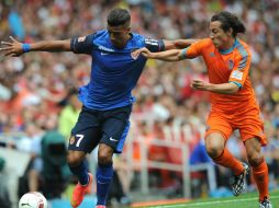 Guardado anotó el tercer gol de su equipo ante el Benfica en la Emirates Cup. AFP /