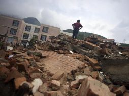 Al menos 12 mil casas se derrumbaron luego del sismo que ocurrió la tarde del domingo en Ludian. AP /