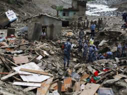 La policía continúa con la búsqueda para encontrar los restos de al menos 130 habitantes desaparecidos. AP /