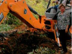 Salma Karrum, durante una supervisión de obra pública en su municipio. ESPECIAL /