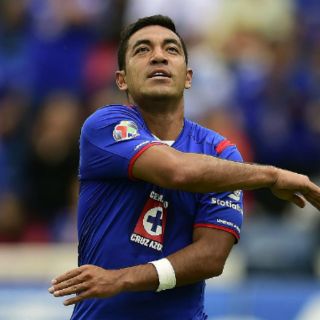Marco Fabián se queda en Cruz Azul