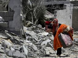 Una mujer palestina camina al lado de escombros en Beit Lahiya, al norte de Gaza. AP /