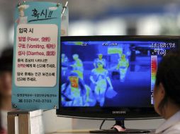 Aeropuertos internacionales realizan operativos para detectar pacientes con posibles síntomas de ébola. AP /