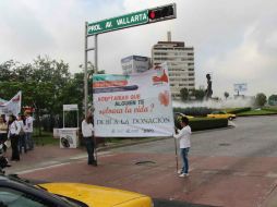 La jornada de concientización de la importancia de donación de órganos inició en el cruce de las avenidas Vallarta y López Mateos. ESPECIAL /
