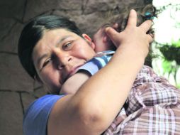 Guadalupe Escobedo Mérida posa con su segunda hija. Ella dejó las calles hace 19 meses y pone todo de su parte para salir adelante. ESPECIAL /