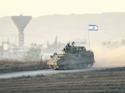 Un vehículo blindado del Ejército israelí de transporte de personal (APC) recorre la frontera de Israel con Gaza, controlada por Hamas. AFP /