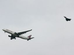 El Airbus A330, de la aerolínea Qatar Airways, escoltado por el caza Eurofighter Typhoon de la Fuerza Aérea británica. AP /