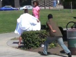 Algunos padres reaccionaron con golpes ante la 'broma'. ESPECIAL /