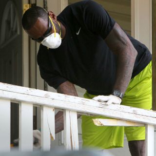 LeBron James ayuda a rehabilitar casa en su pueblo natal