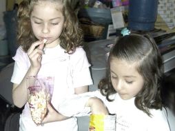 Especialistas exhortan a los padres a no premiar o castigar a sus hijos con dulces o fritangas. ARCHIVO /