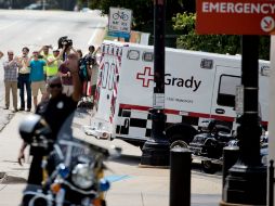 La ambulancia que transporta a Nancy Writebol ingresa al hospital. AP /